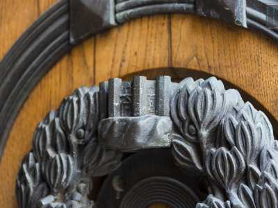Foto 4. Qui il portone in rovere scolpito da Duilio Cambellotti unisce al tema dell�acqua (fontane, bacini, ponti) riferimenti al medioevo locale, come piccole riproduzioni di Castel del Monte che sovrastano i due battenti (foto di Gennaro Gargiulo)